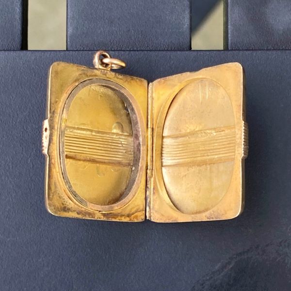 Antique Victorian Aesthetic Revival Engraved Locket - Image 4