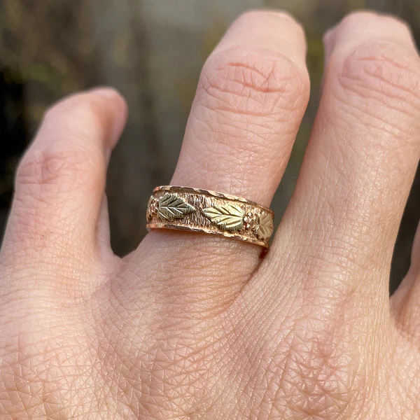 Victorian Two-toned Gold Band, Size 7 - Image 3