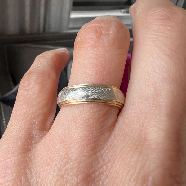 Vintage 2-Tone Wedding Band Ring, Size 8 - Image 2